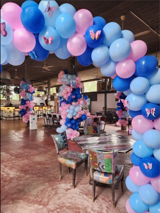 Salle décorée pour un événement, arche de ballons
