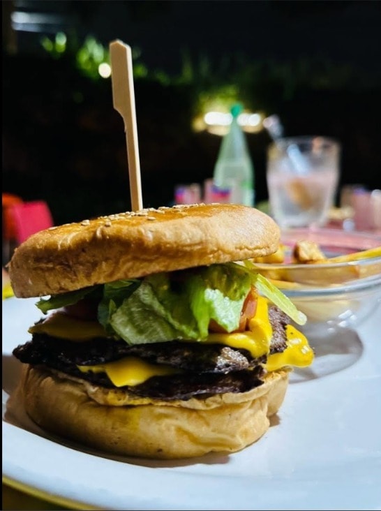 Burger généreux double steak servi chez Factory