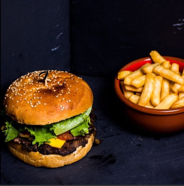 Burger et frites servis chez Factory