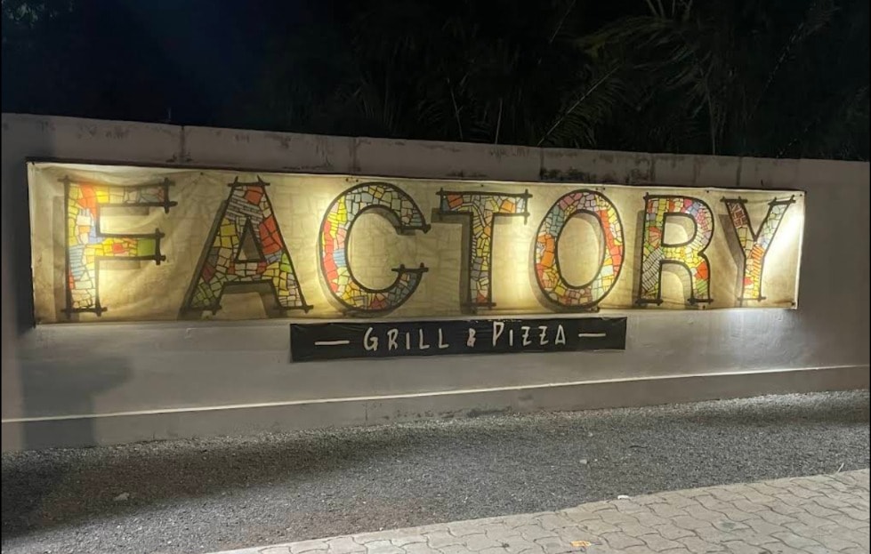 L'enseigne lumineuse FACTORY Grill & Pizza, de nuit