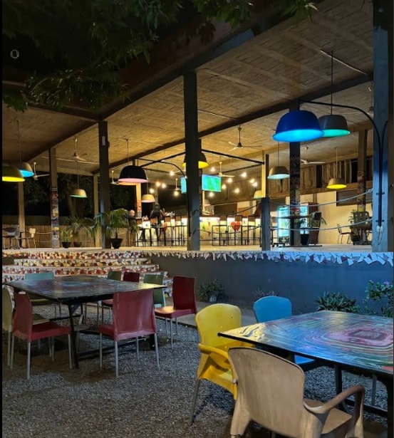La terrasse colorée de Factory sous l'auvent