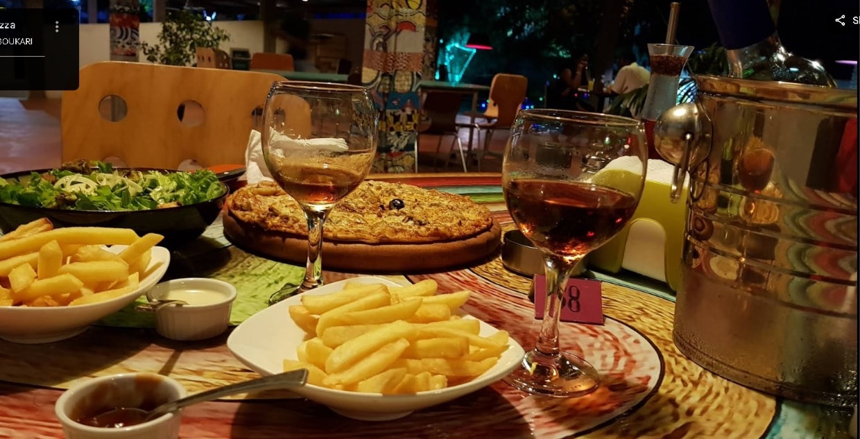 Table garnie : salade fraîche, frites dorées et plats à partager