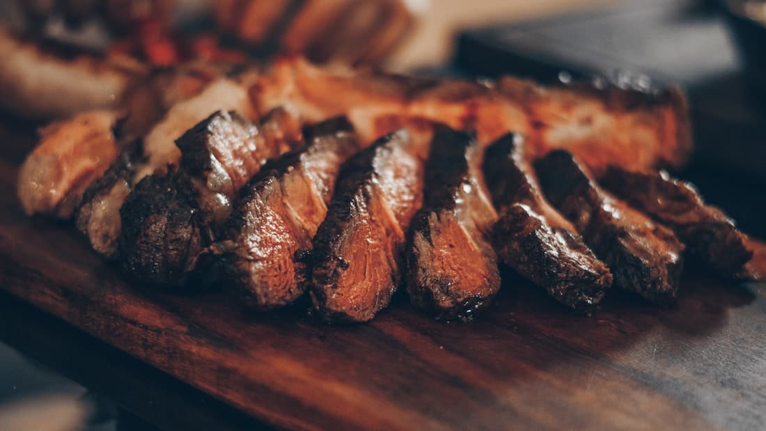 Viandes grillées sur une planche en bois