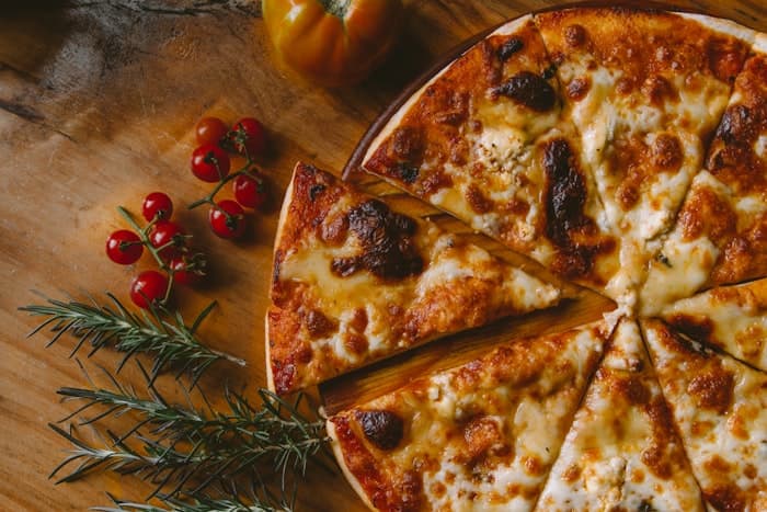 Pizza généreuse — visuel d'illustration