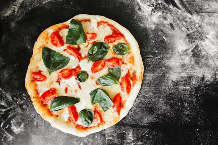 Pizza généreuse — visuel d'illustration