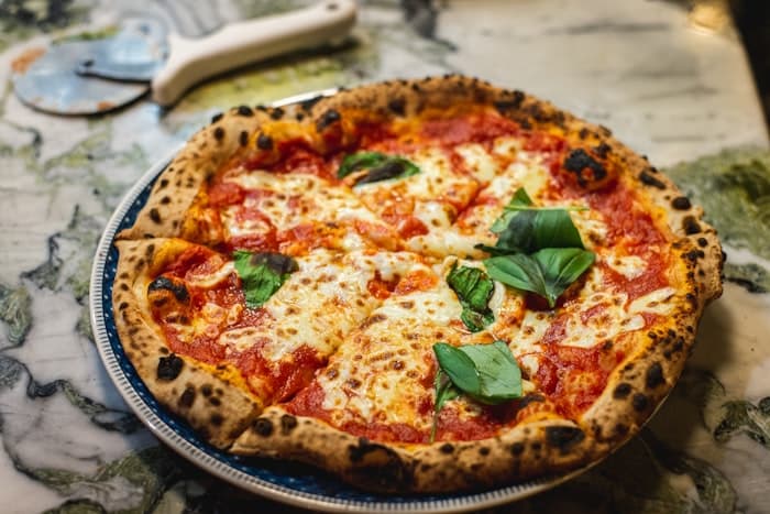 Pizza généreuse — visuel d'illustration