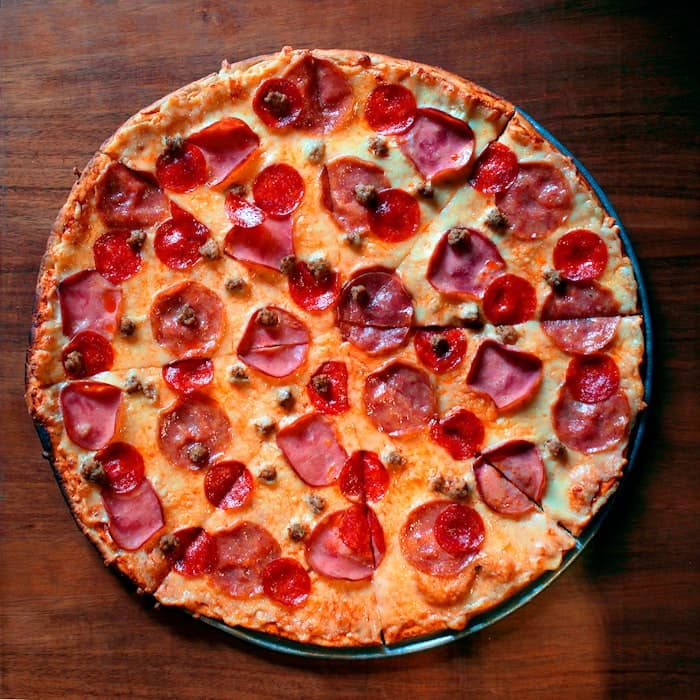 Pizza généreuse — visuel d'illustration
