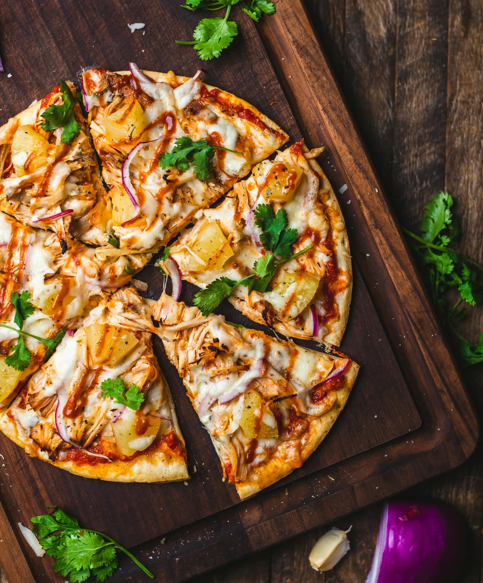Pizza généreuse sur fond sombre